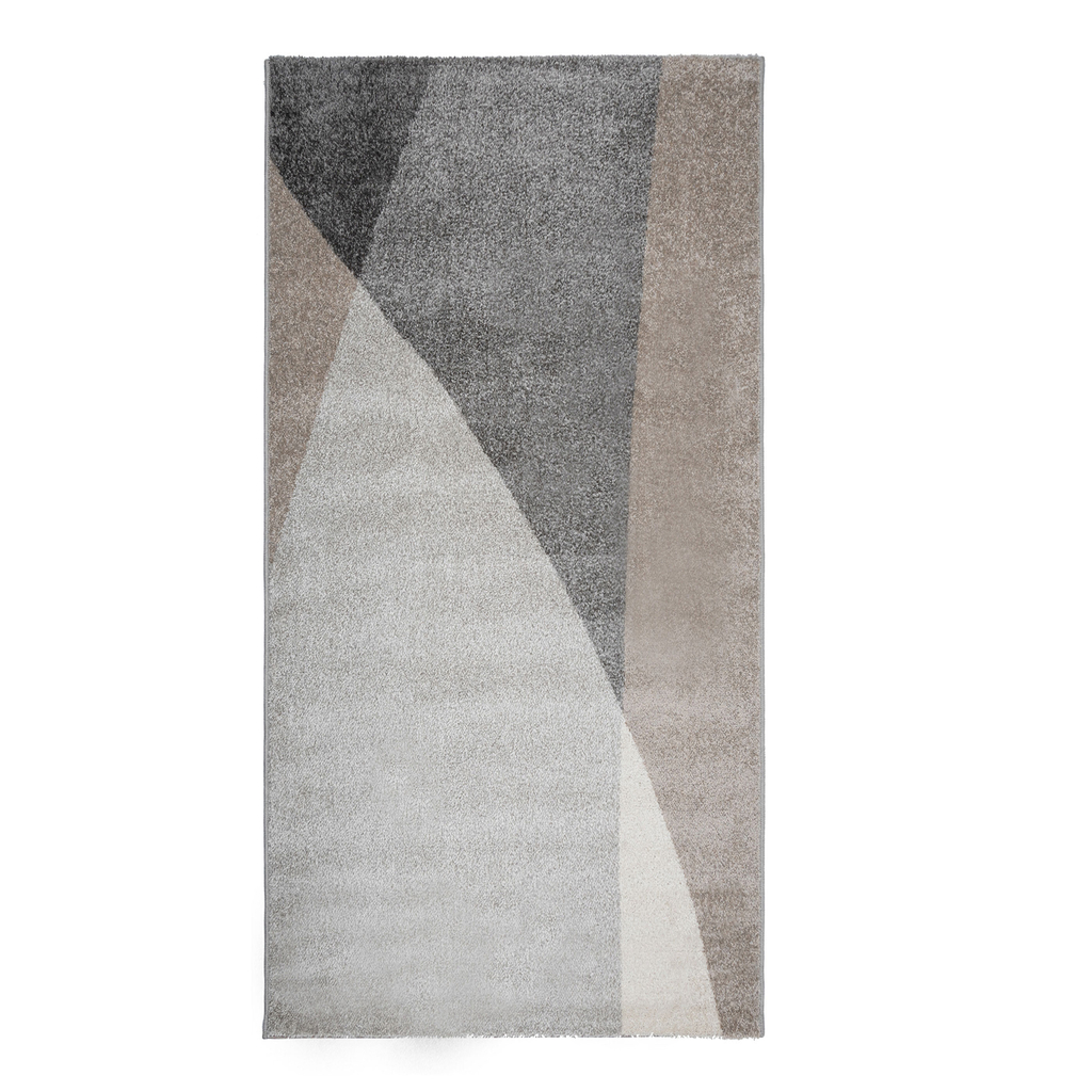 Dywan z abstrakcyjnym, geometrycznym wzorem w odcieniach szarości z dodatkiem koloru brązowego i kremowego.