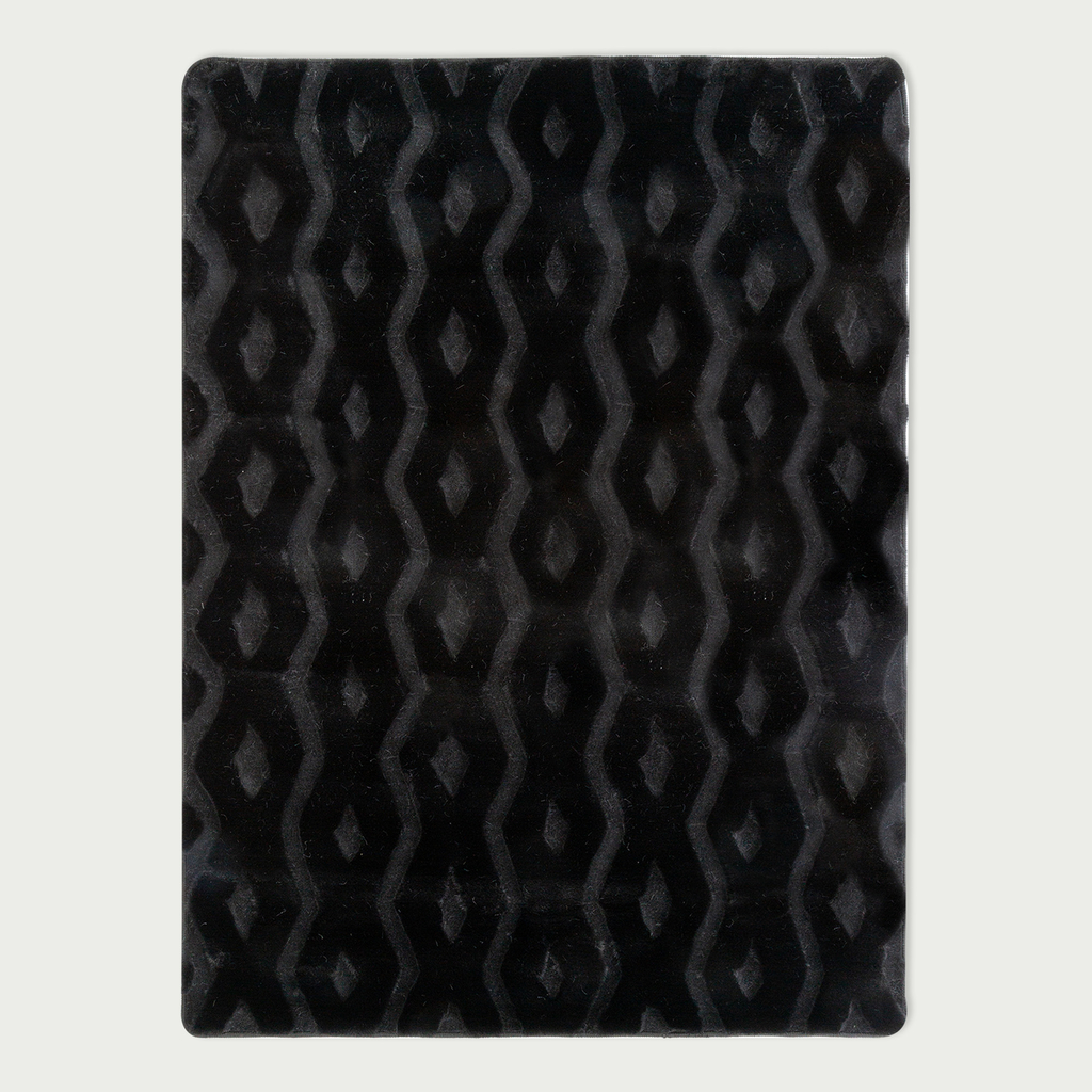 Dywan czarny ANDRE RABBIT 3D 120x160 cm wykonany z przędzy poliestrowej.