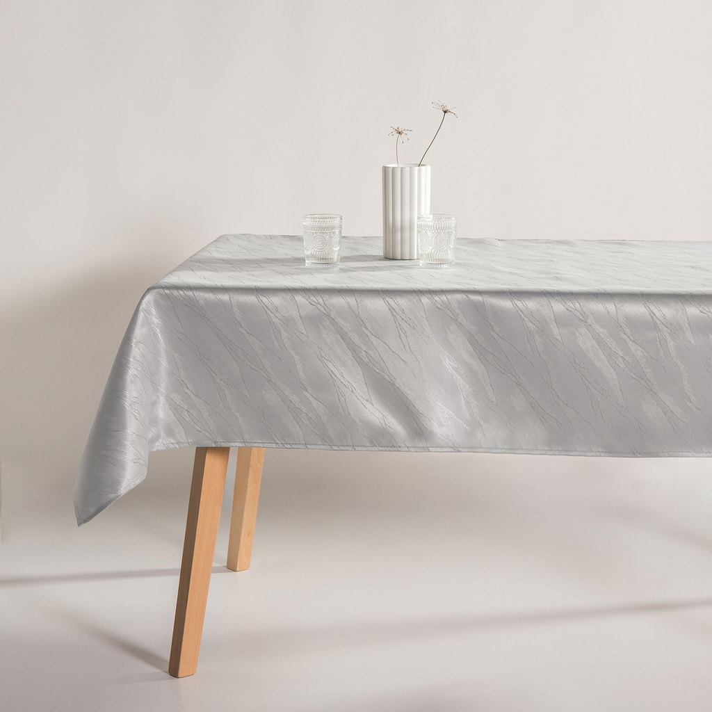 Błyszczący obrus na stole w kolorze biało-srebrnym
