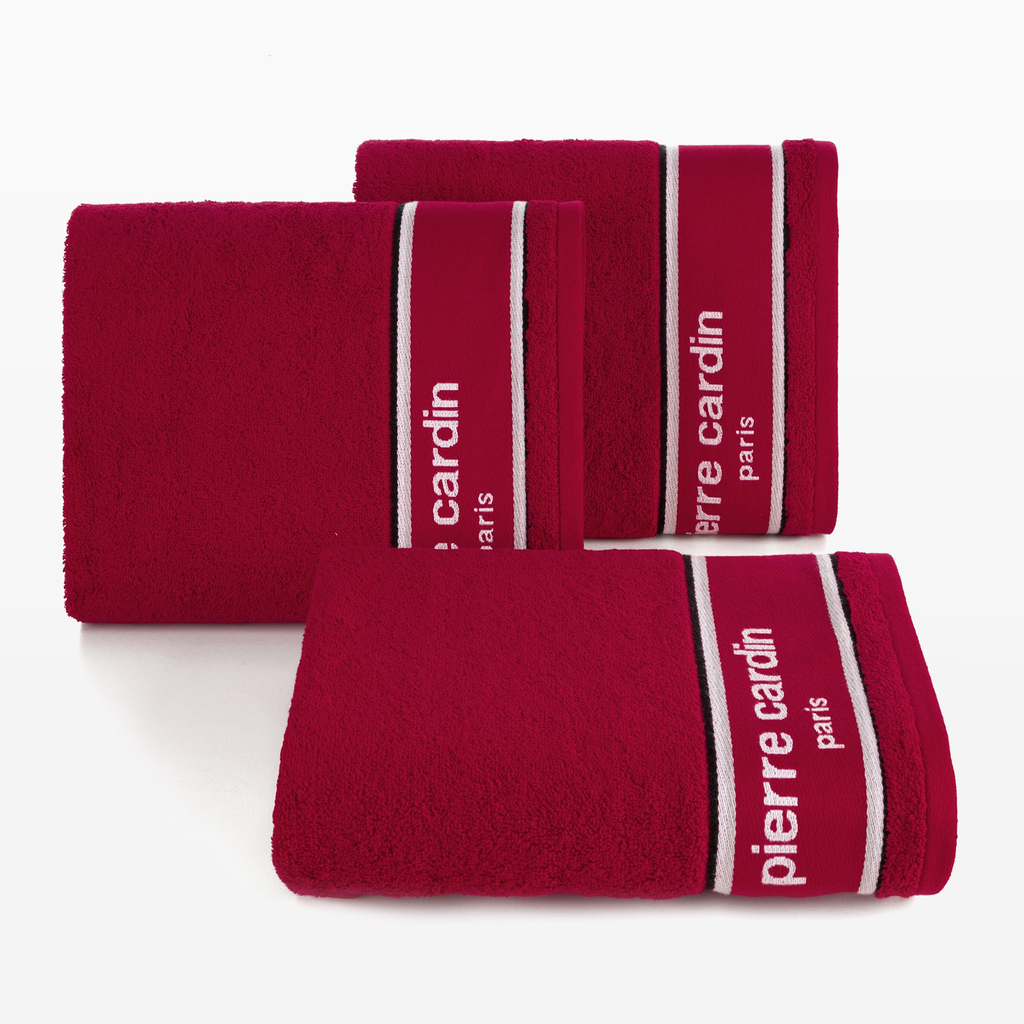 Czerwony bawełniany ręcznik z napisem pierre cardin