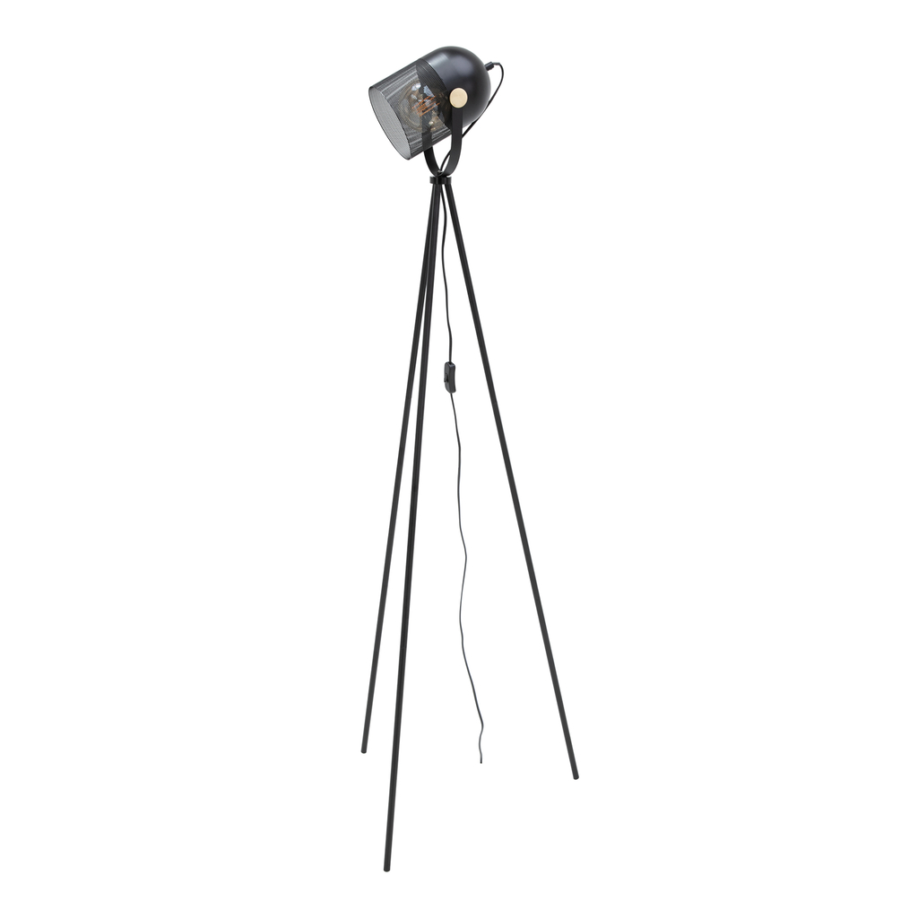 Czarna lampa stojąca o industrialnej estetyce to idealne dopełnienie dla salonu utrzymanego w surowej, oszczędnej formie. Podstawę lampy stanowi metalowy trójnóg zwieńczony kloszem o cylindrycznym kształcie reflektora.