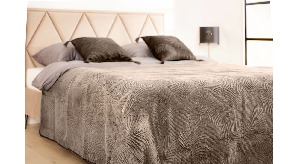 Narzuta na łóżko pikowana w liście brązowa FERN 200x220 cm