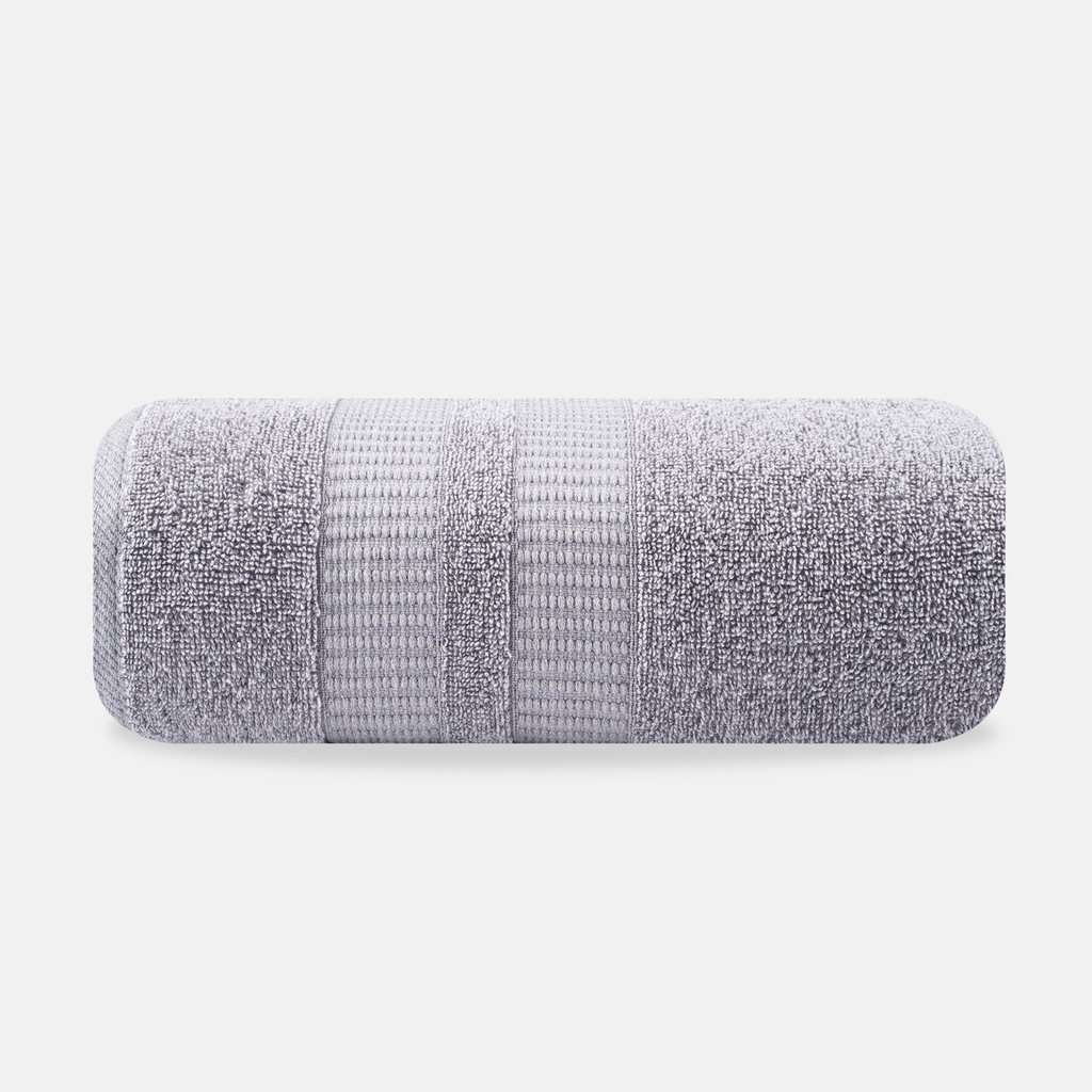 Szary ręcznik z ozdobną bordiurą