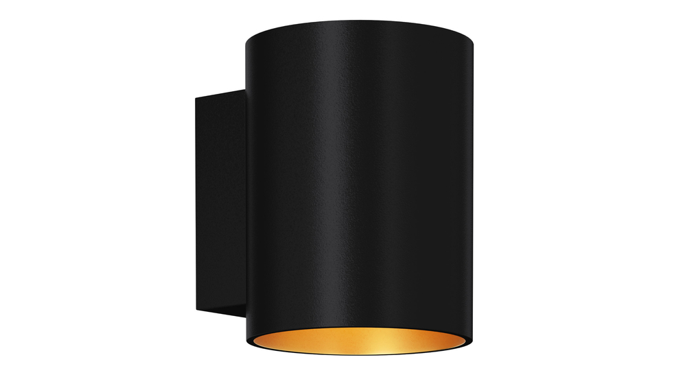 Kinkiet SOLA o kształcie walca i czarnym kolorze, to oświetlenie w sam raz na ścianę salonu, przedpokoju lub domowego gabinetu.

Czarny kolor na zewnątrz i złoty w środku idealnie komponuje się z aranżacjami w ciepłych tonacjach.