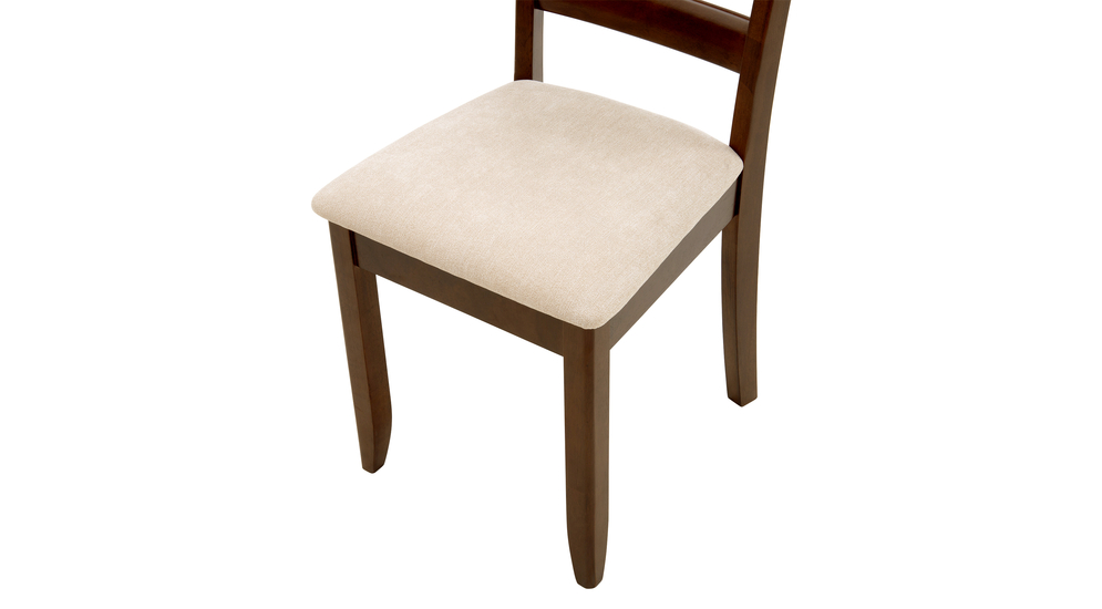 Krzesło BERR z beżową tapicerką typu plecionka na drewnianych nogach, zbliżenie. 