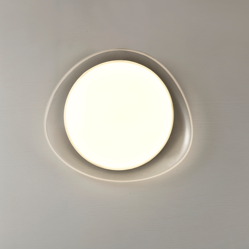 Temperaturę barwową lampy można regulować w zakresie 3000/4000/5000K.