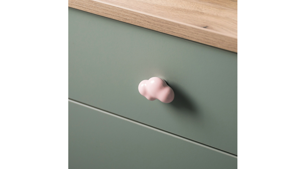 Uchwyt o kształcie chmurki świetnie prezentuje się zamontowany na drzwiach szafy, komody lub szuflady w pokoju dziecięcym.