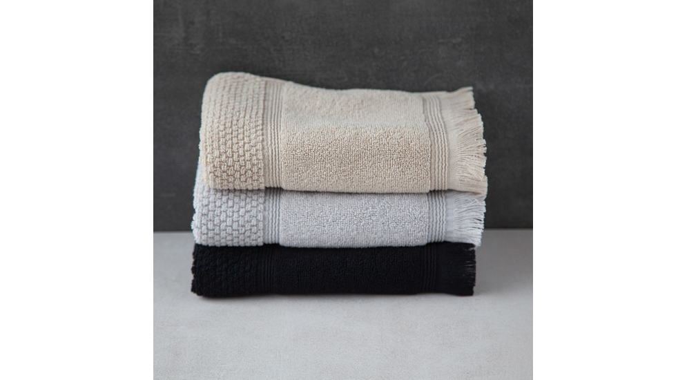 Różnokolorowe trzy ręczniki z frędzlami