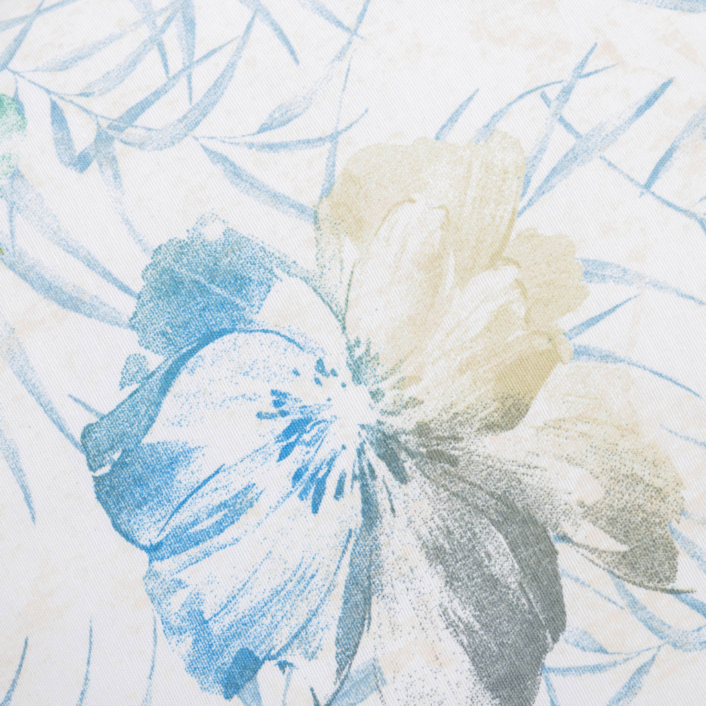 Poszewka dekoracyjna w niebieskie kwiaty ROMA 45x45 cm