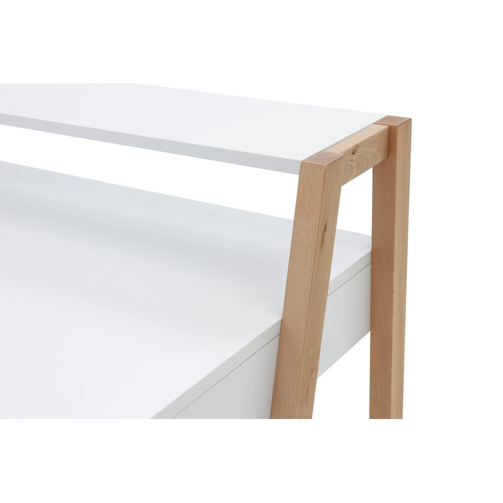 Drewniane elementy w konstrukcji biurka.
