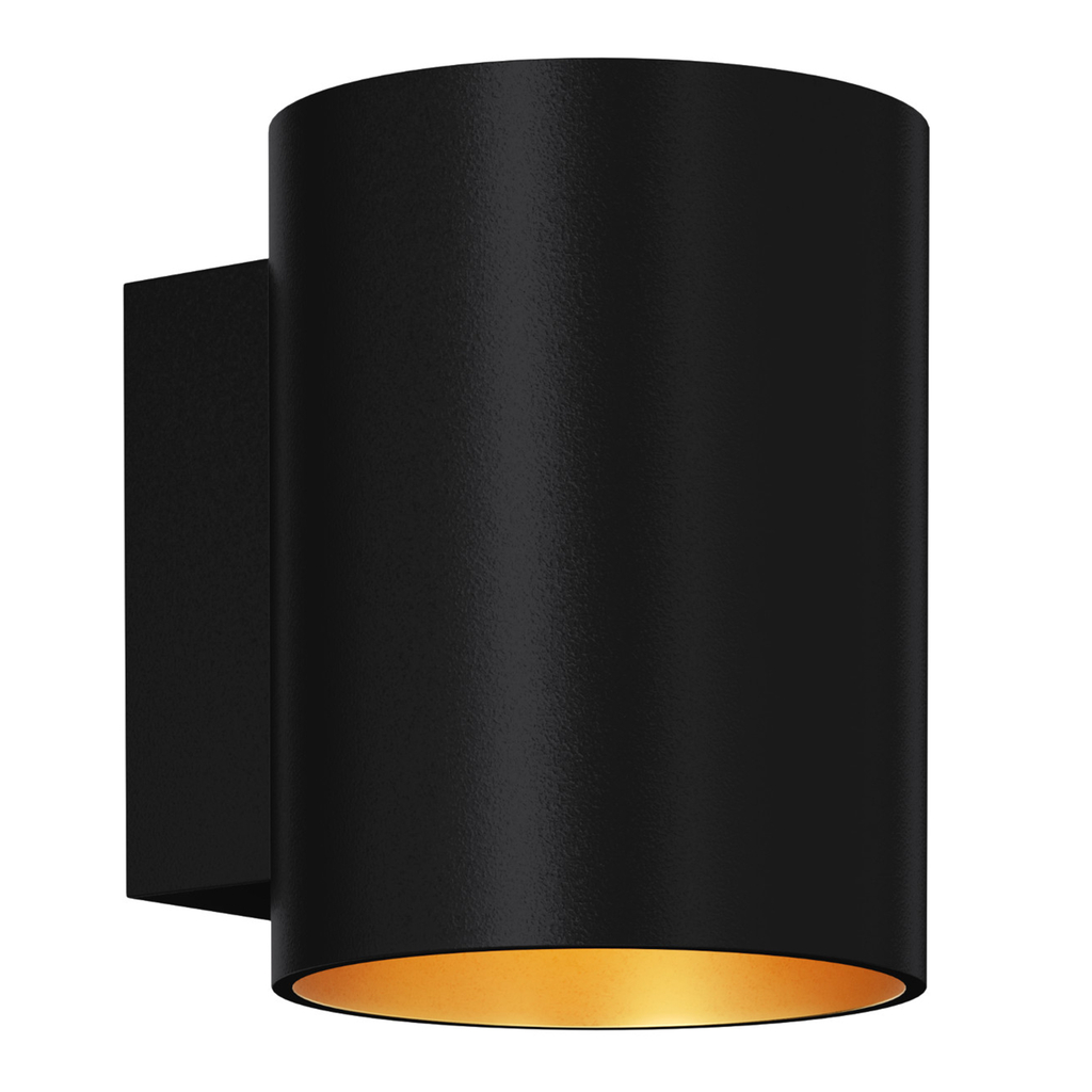 Kinkiet SOLA o kształcie walca i czarnym kolorze, to oświetlenie w sam raz na ścianę salonu, przedpokoju lub domowego gabinetu.

Czarny kolor na zewnątrz i złoty w środku idealnie komponuje się z aranżacjami w ciepłych tonacjach.