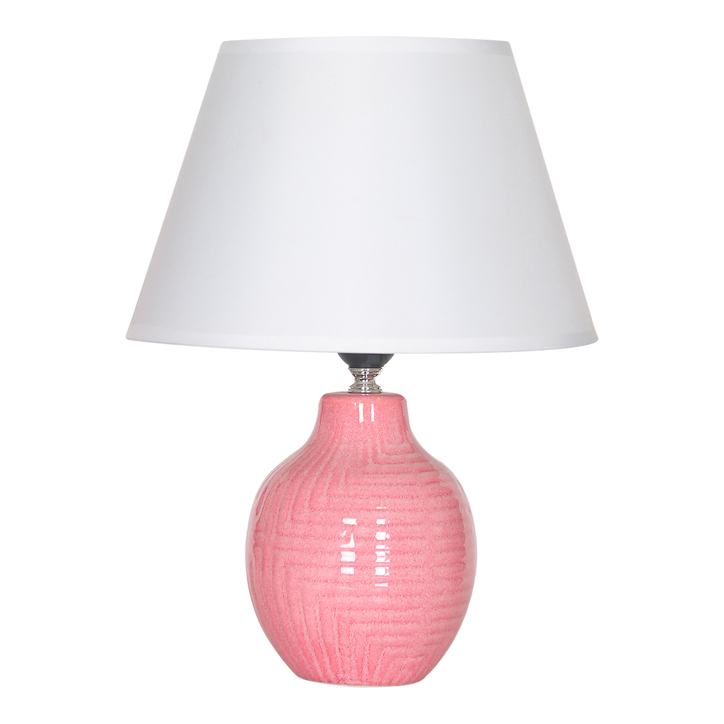 Ceramiczna lampa stołowa w różowym kolorze o zdobionej podstawie i z białym abażurem.
