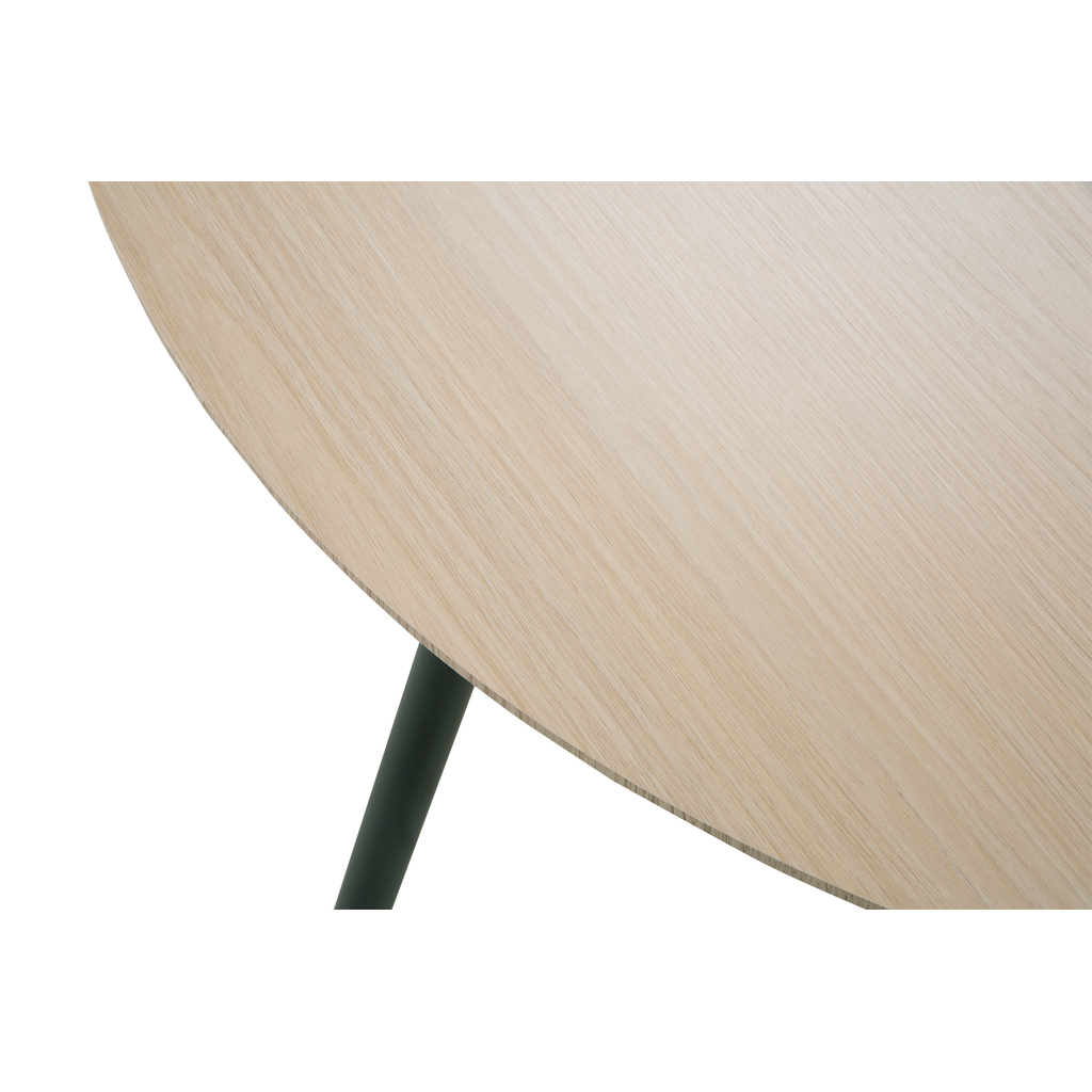 Blat stołu jest wykonany z płyty MDF wykończonego okleiną drewnopodobną.