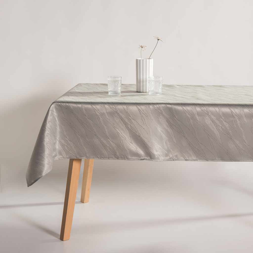Szaro-srebrny obrus na stole