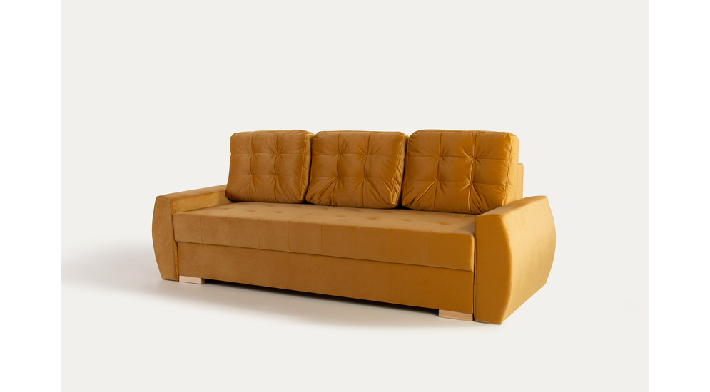 Sofa 3-osobowa w musztardowej barwie, z jasnymi nóżkami.