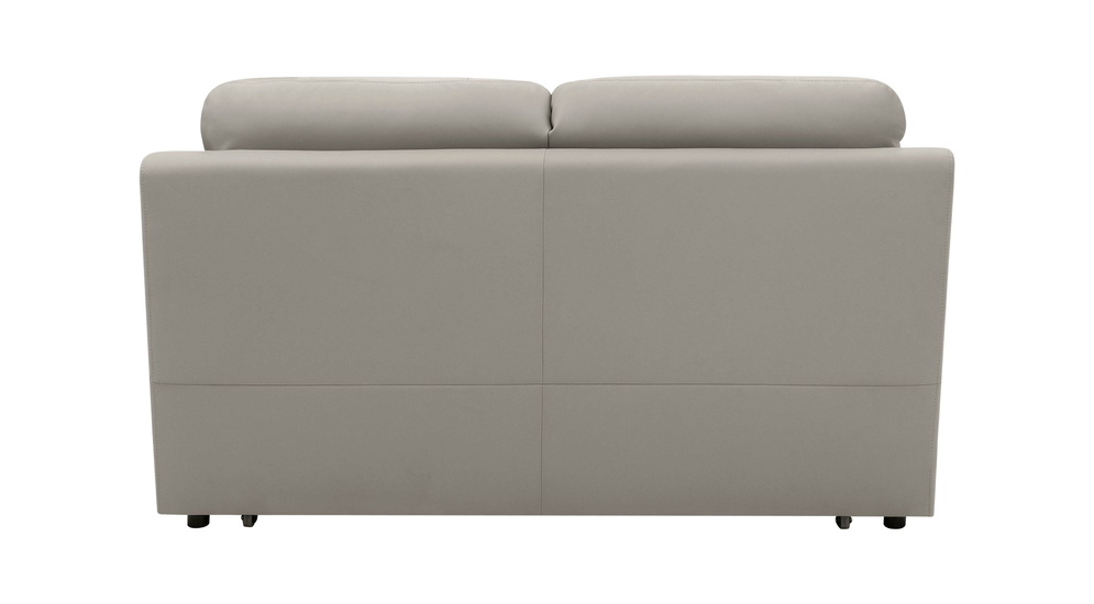 Skórzana sofa OPUS w ciepłym, beżowym kolorze posiada stelaż belgijski. Jest idealna do niewielkiego salonu lub gabinetu.