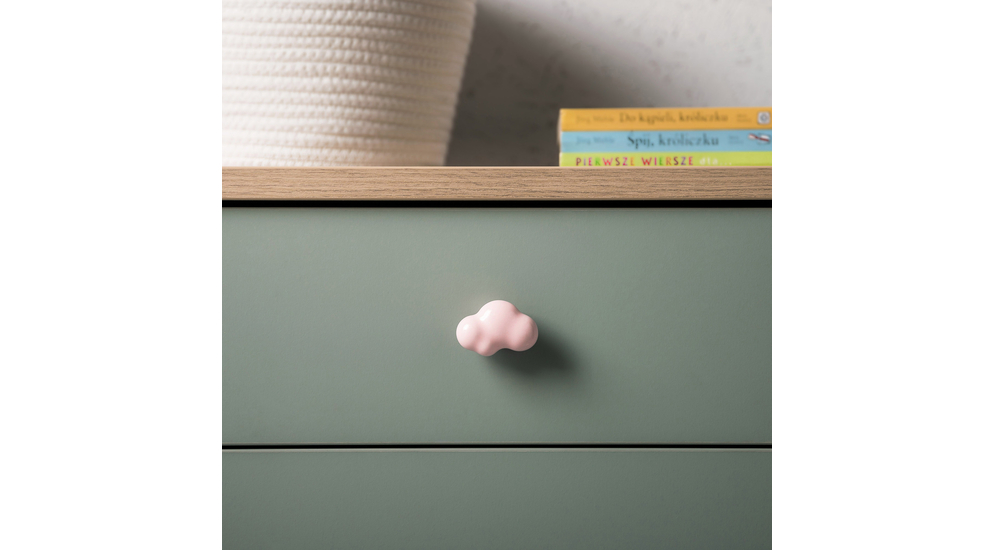 Uchwyt o kształcie chmurki świetnie prezentuje się zamontowany na drzwiach szafy, komody lub szuflady w pokoju dziecięcym.