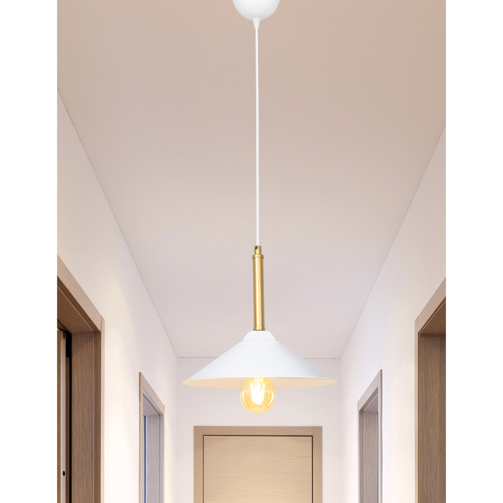 MANDARIN to pojedyncza lampa wisząca z trapezowym kloszem oraz dekoracyjnym elementem w złotym kolorze.