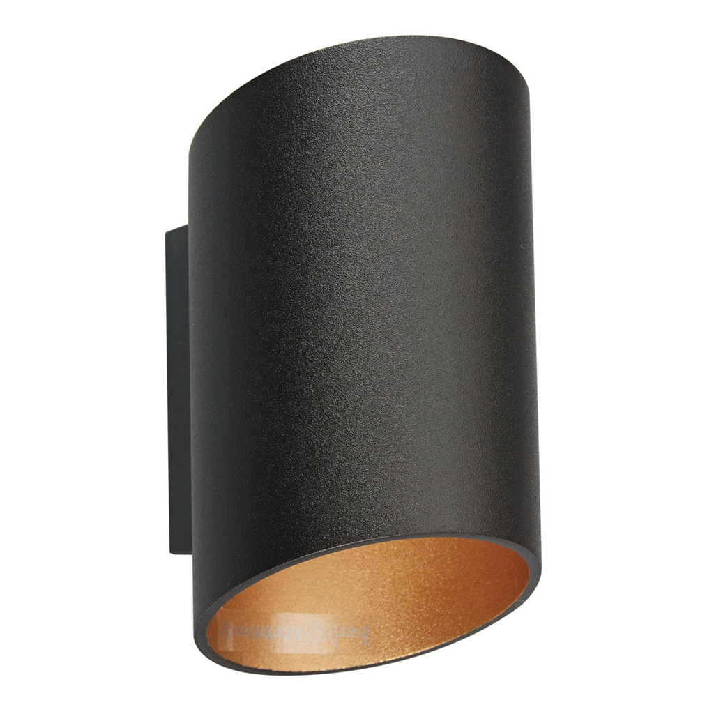 Kinkiet SLICE to lampa, która najlepiej prezentuje się w jako dopełnienie aranżacji świetlnej. Elegancka czerń w matowym odcieniu z efektem ziaren piasku na całej powierzchni obudowy stanowi dodatkowy walor ozdobny.