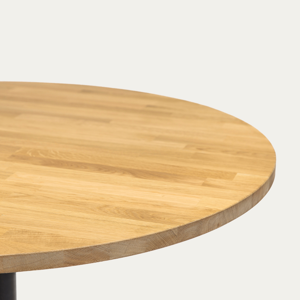 Stół okrągły drewniany VERNI 115 cm - zbliżenie. 