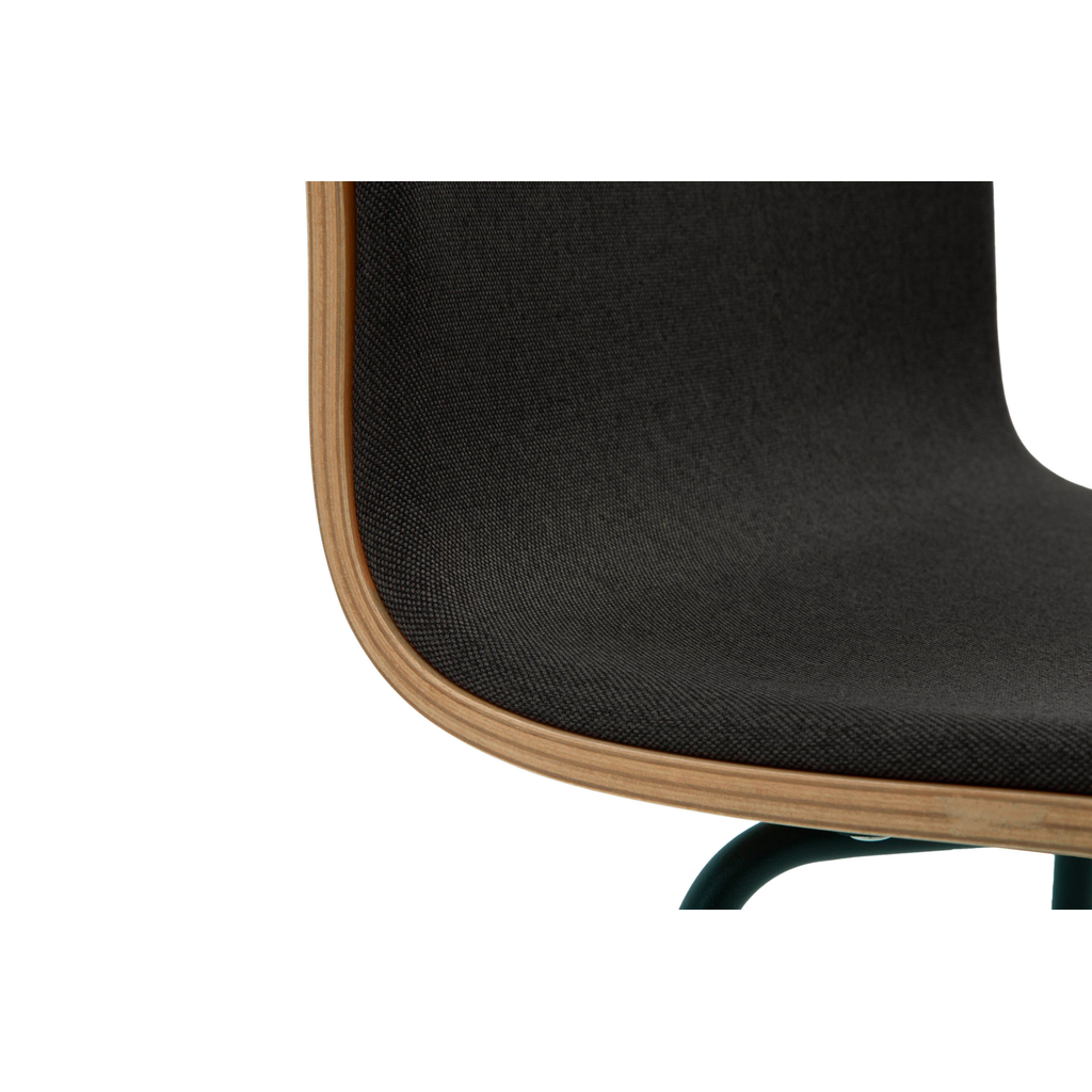 Krzesło VINGE z ciemnoszarą tapicerką do nowoczesnej jadalni, zbliżenie.