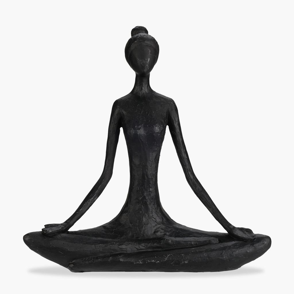 Czarna figurka siedzącej joginki