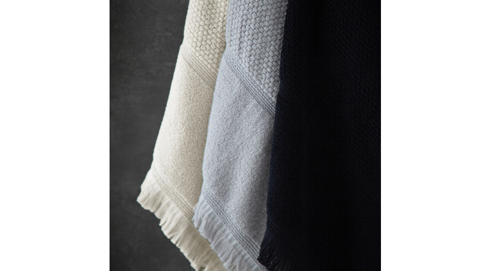 Różnokolorowe ręczniki bawełniane z frędzlami