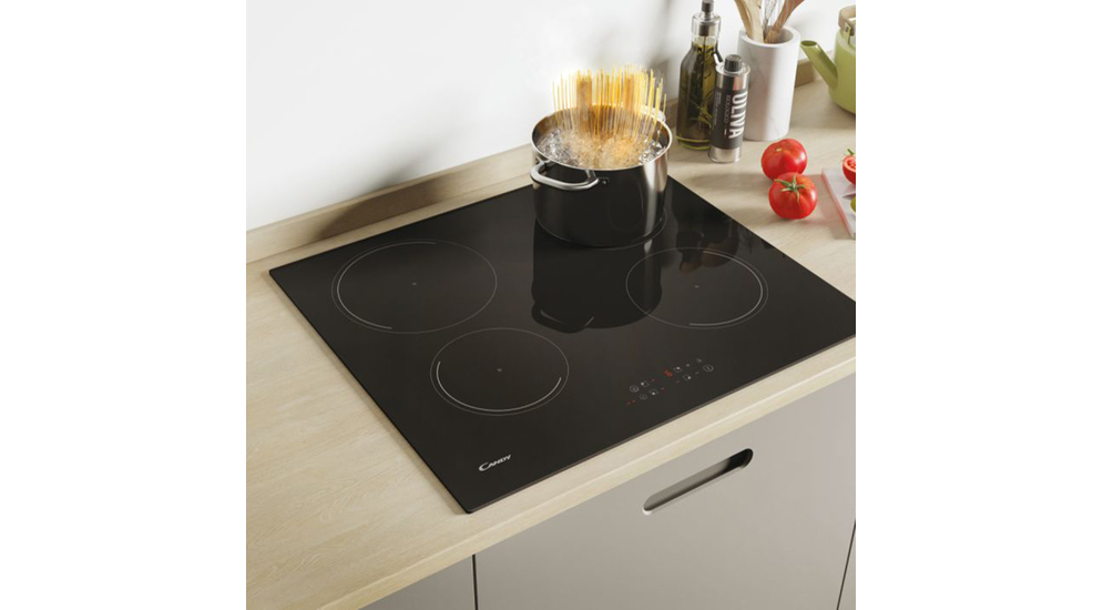 Czarna powierzchnia urządzenia świetnie prezentuje się w połączeniu z nowoczesną estetyką kuchennego wnętrza.