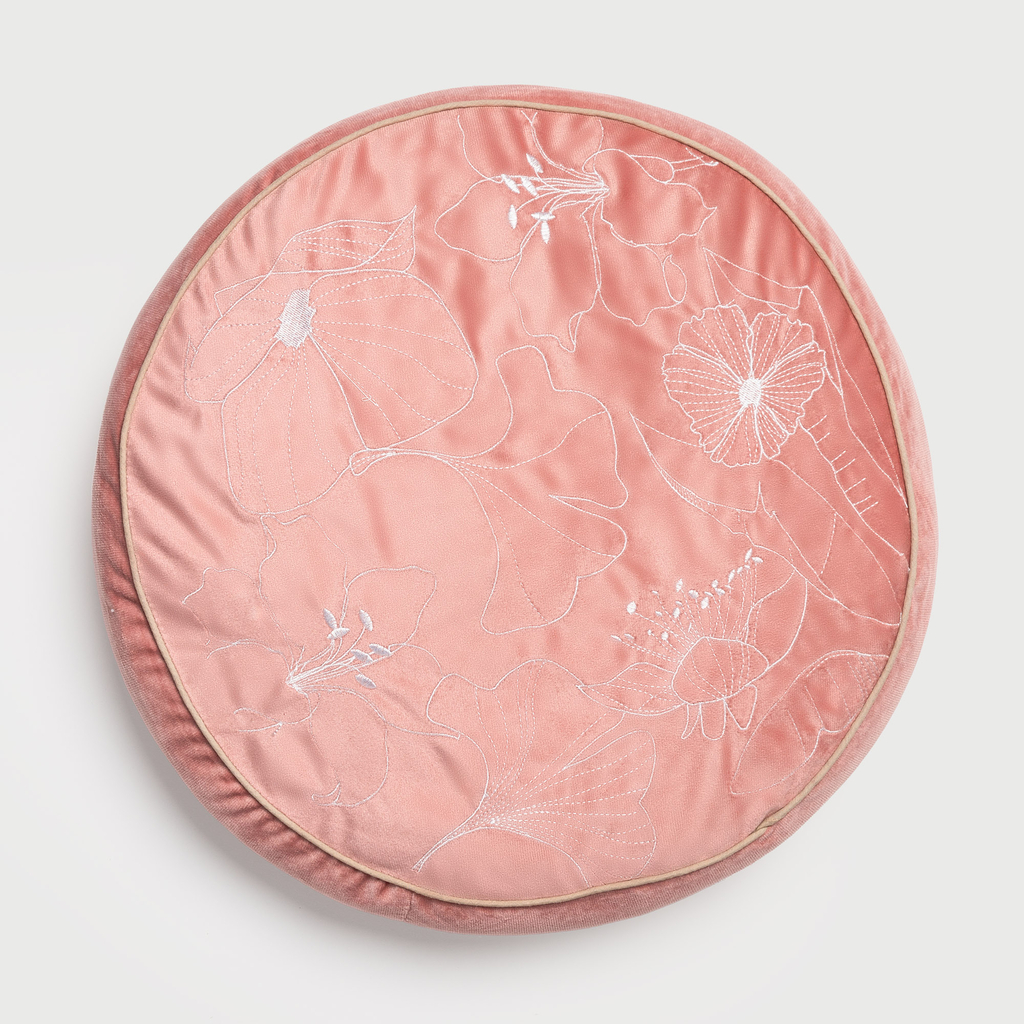 Różowa poduszka w haftowane maki