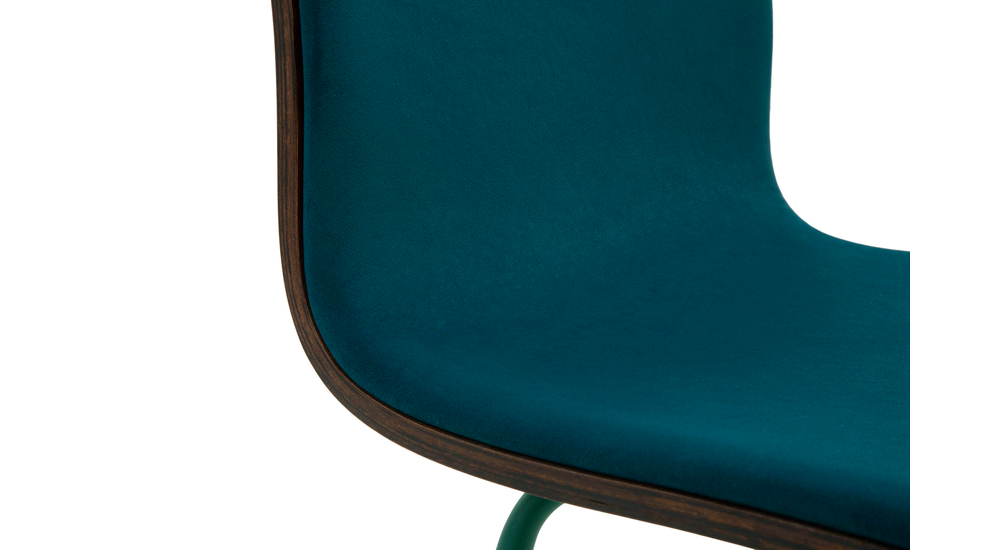 Krzesło welurowe VINGE ze szmaragdową tapicerką na metalowych nogach do nowoczesnego wnętrza.
