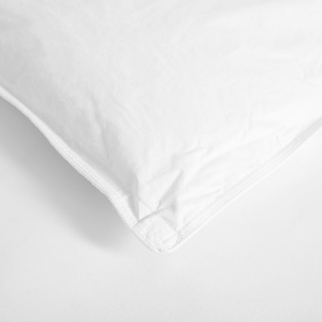 Puchowa biała kołdra na podwójne łóżko