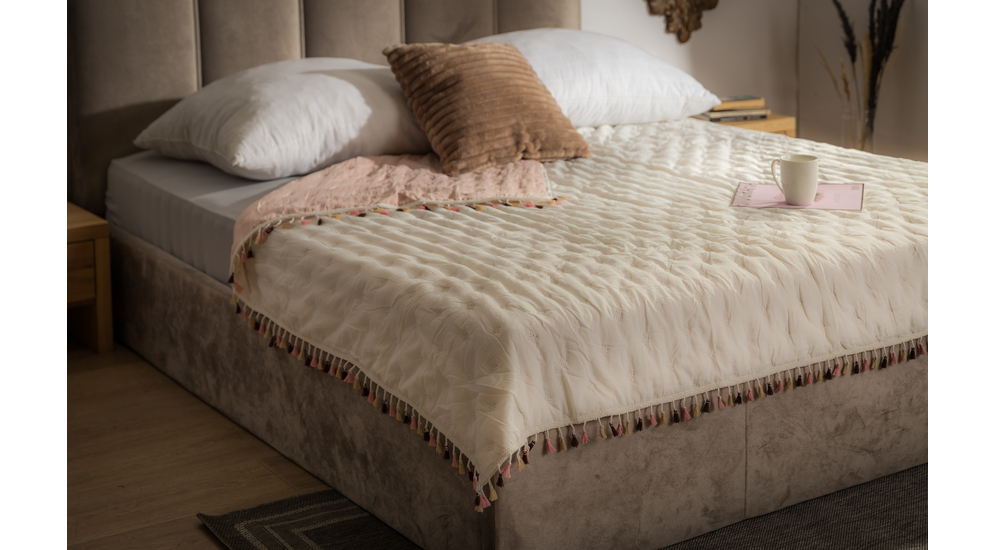 Narzuta na łóżko biało-różowa FRINGLE 180x200 cm