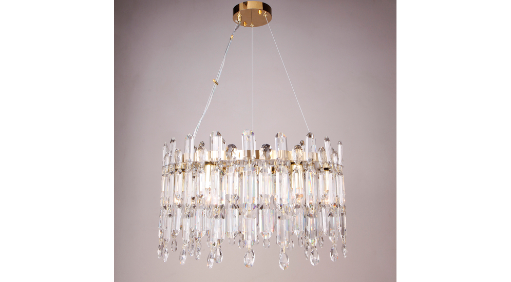 CROWN to lampa sufitowa w stylu glamour o wykończeniu w kolorze złota ze szklanymi i akrylowymi ozdobami.