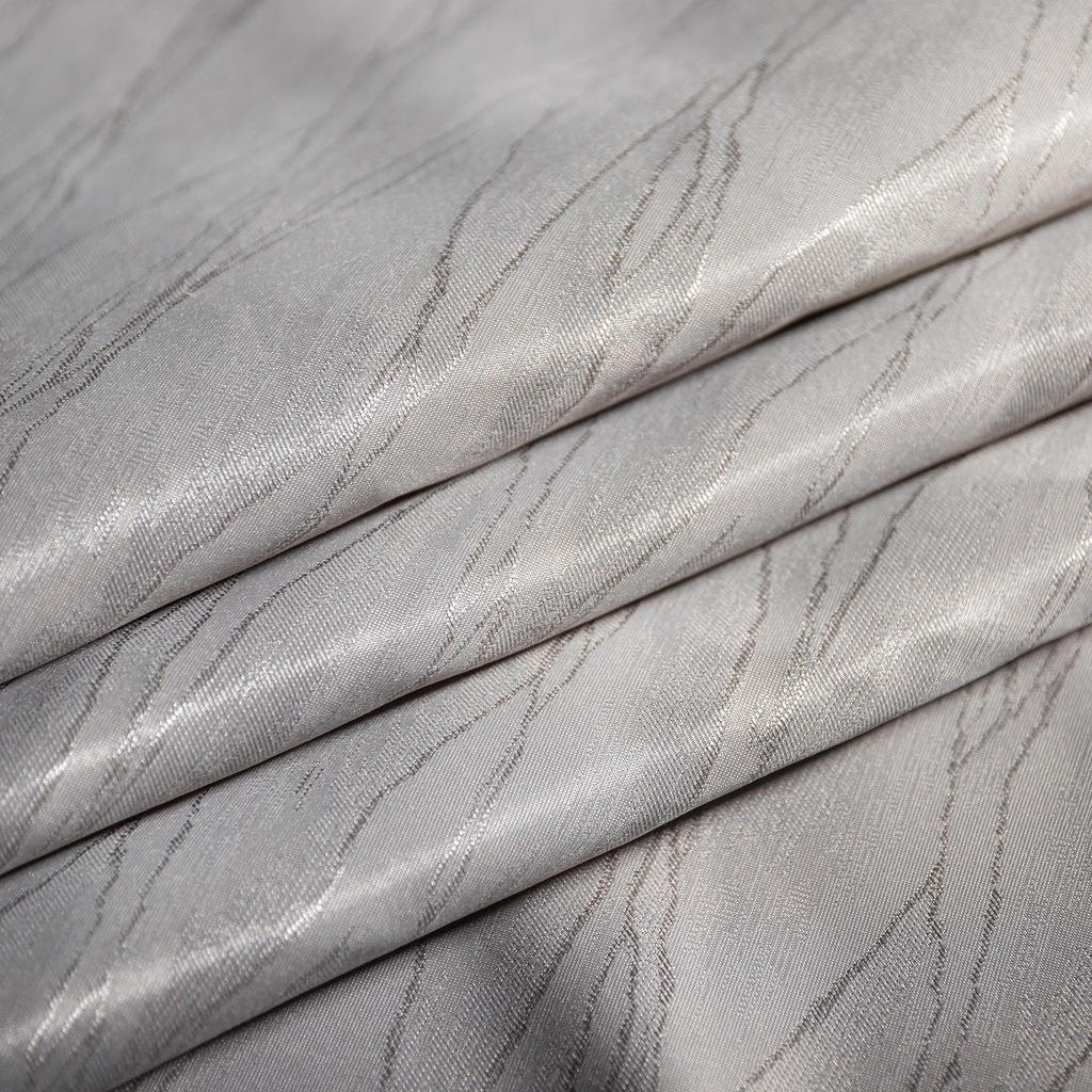 Szaro-srebrny obrus z połyskującymi nitkami