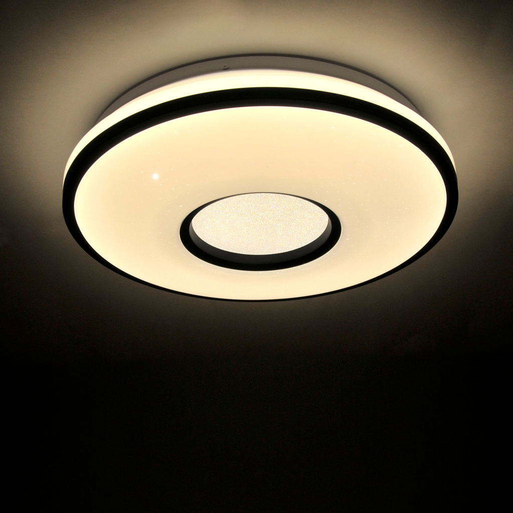 Lampa DETROIT posiada wbudowane oświetlenie LED o mocy 24W