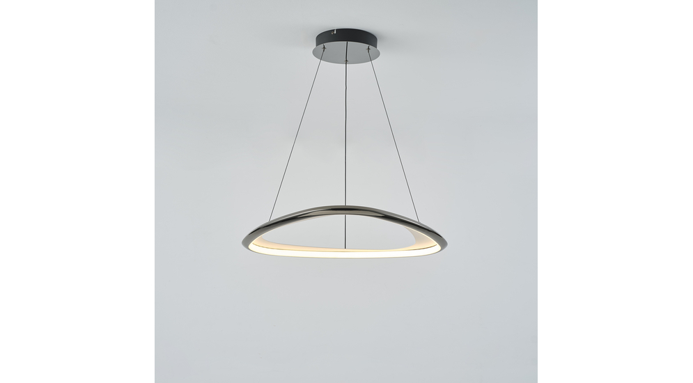 Lampa wisząca GETAFE idealnie sprawdza się w pomieszczeniach z wysokim sufitem. Przy średnicy 65 cm, jej maksymalna długość zawieszenia wynosi 150 cm.