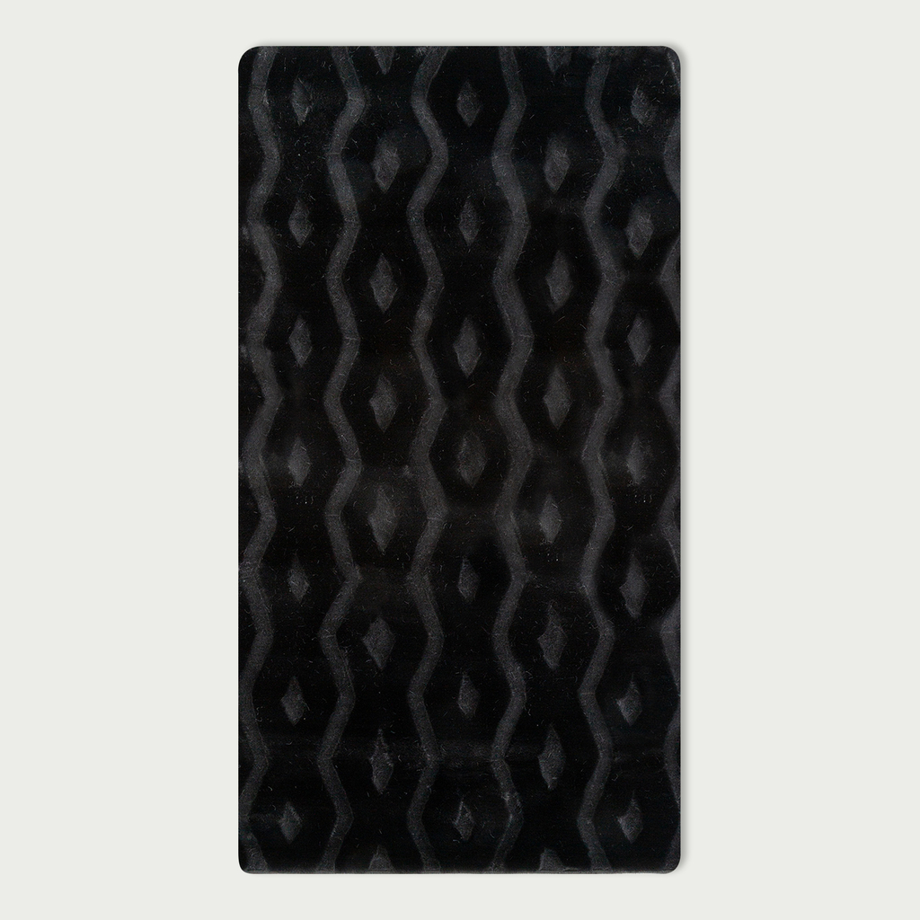 Dywan czarny ANDRE RABBIT 3D 80x150 cm wykonany z przędzy poliestrowej.