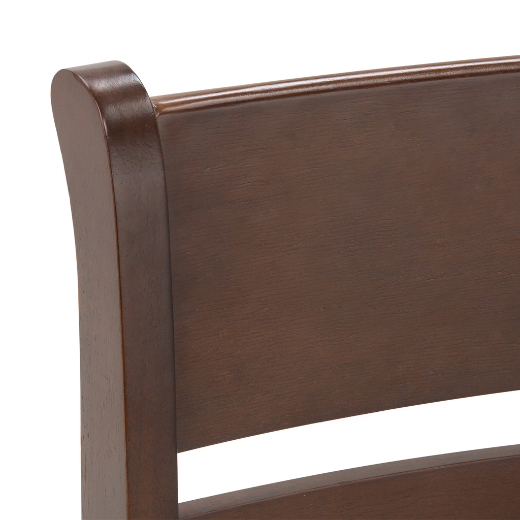 Krzesło tapicerowane z beżowym siedziskiem na drewnianych nogach, detal.