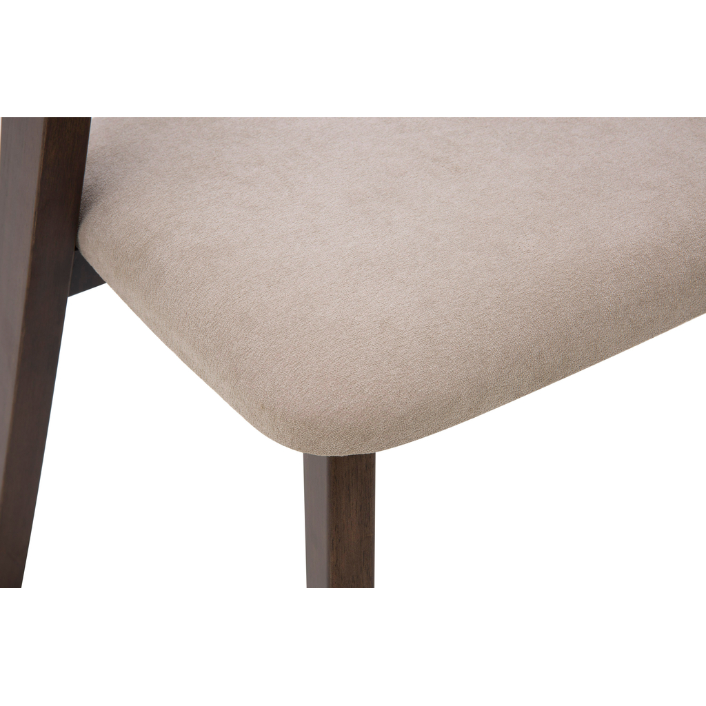 Krzesło IMPREVO z tapicerką typu plecionka i z drewnianymi nogami wykonanymi z drewna kauczukowego, zbliżenie.