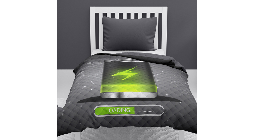 Szara narzuta na łóżko w grafiką ładującej się baterii