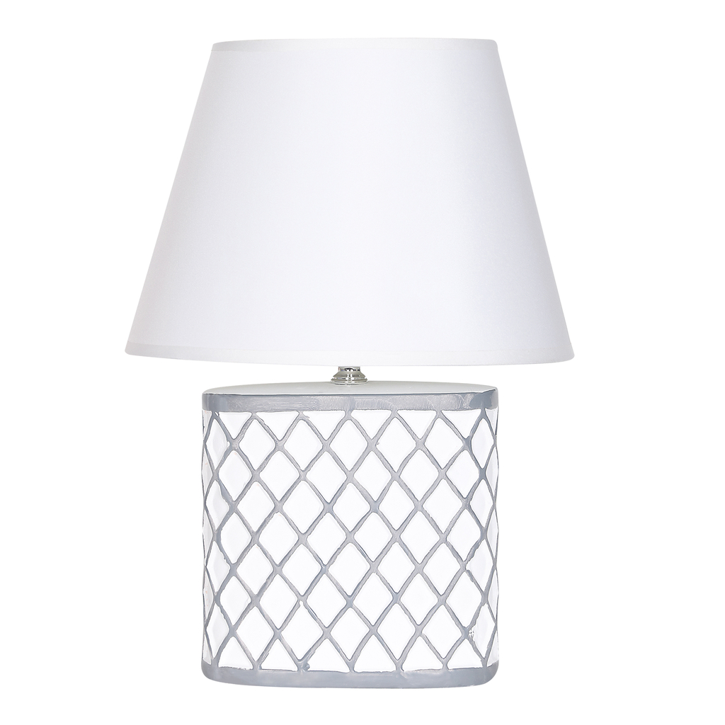 Lampa stołowa z ceramiczną, zdobioną podstawą i białym abażurem.