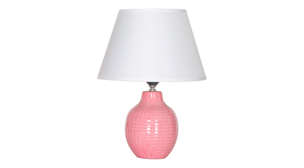 Ceramiczna lampa stołowa w różowym kolorze o zdobionej podstawie i z białym abażurem.