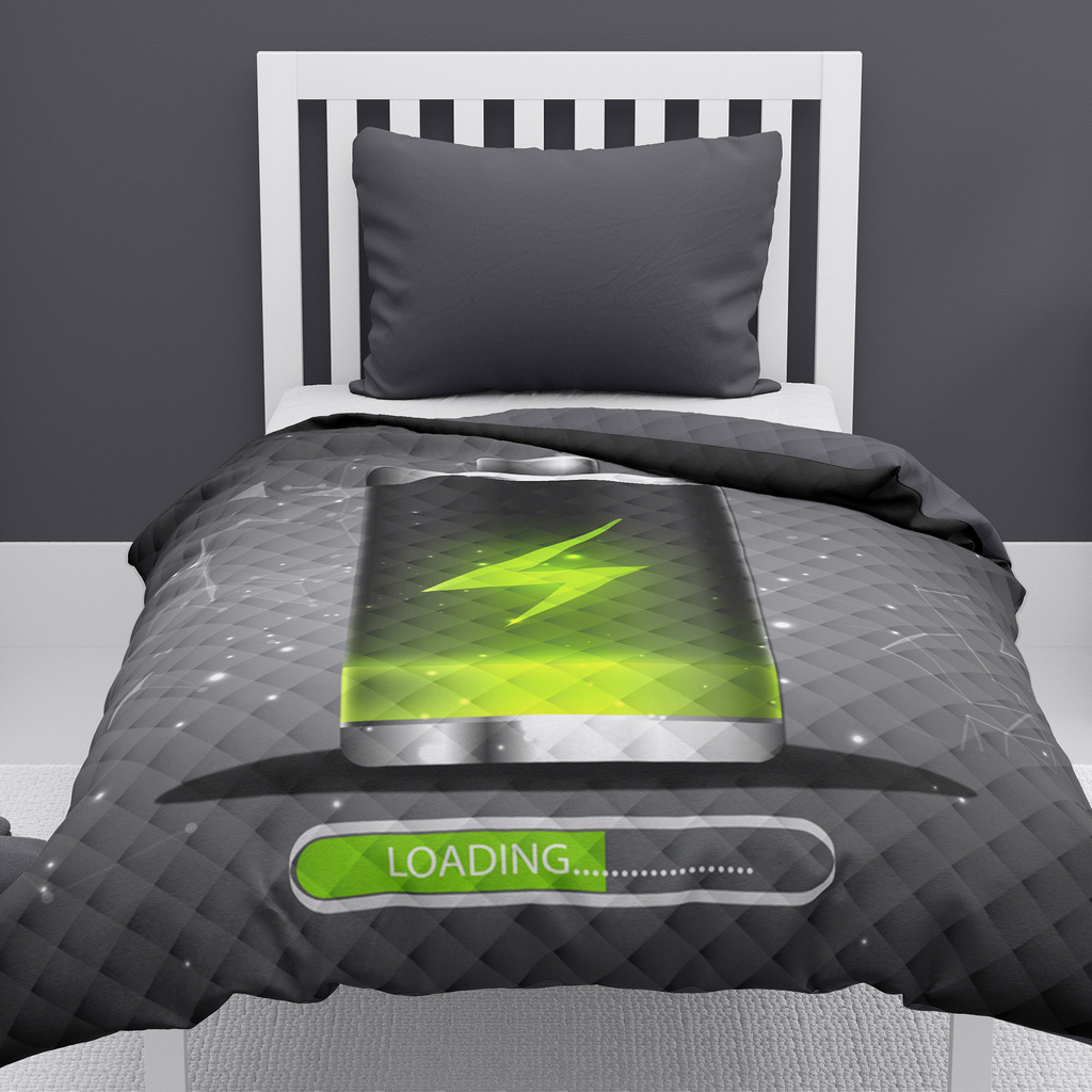 Szara narzuta na łóżko w grafiką ładującej się baterii