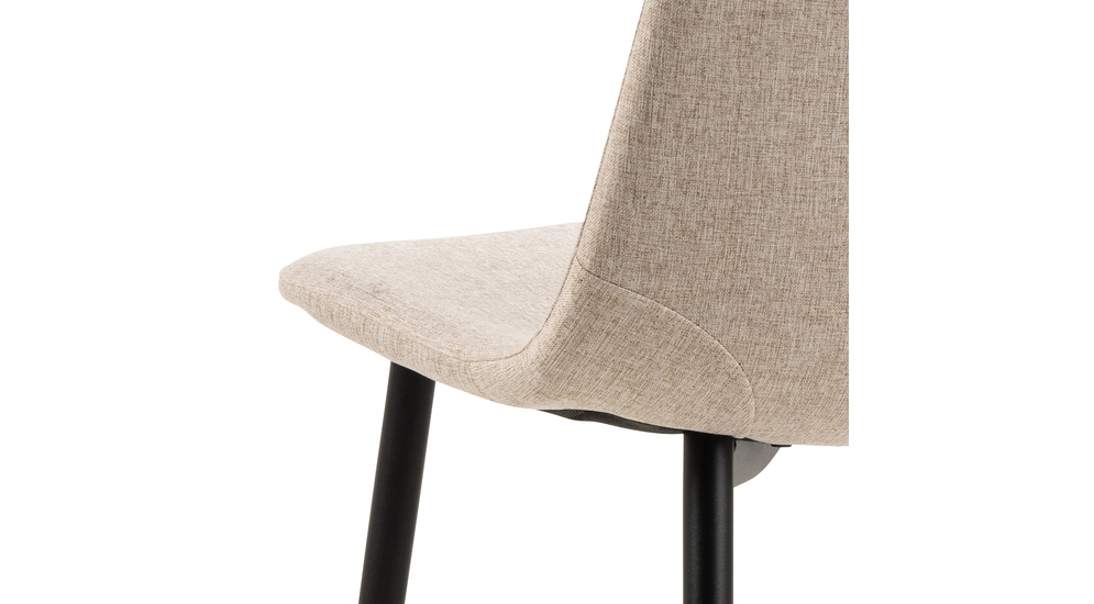 Krzesło tapicerowane NINA z beżowym siedziskiem na metalowych nogach.