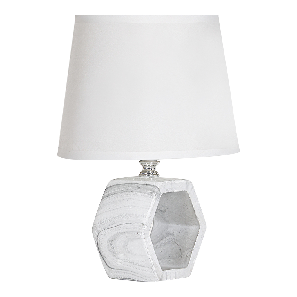 Lampa stołowa z ceramiczną, zdobioną podstawą i białym abażurem.