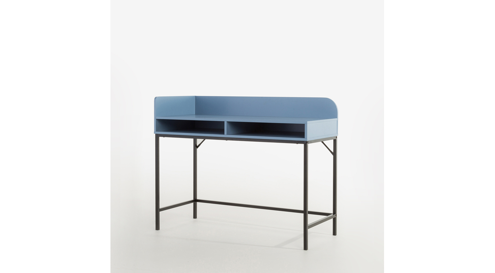Niebieskie biurko z czarnymi metalowymi nogami i 2 półkami pod blatem.