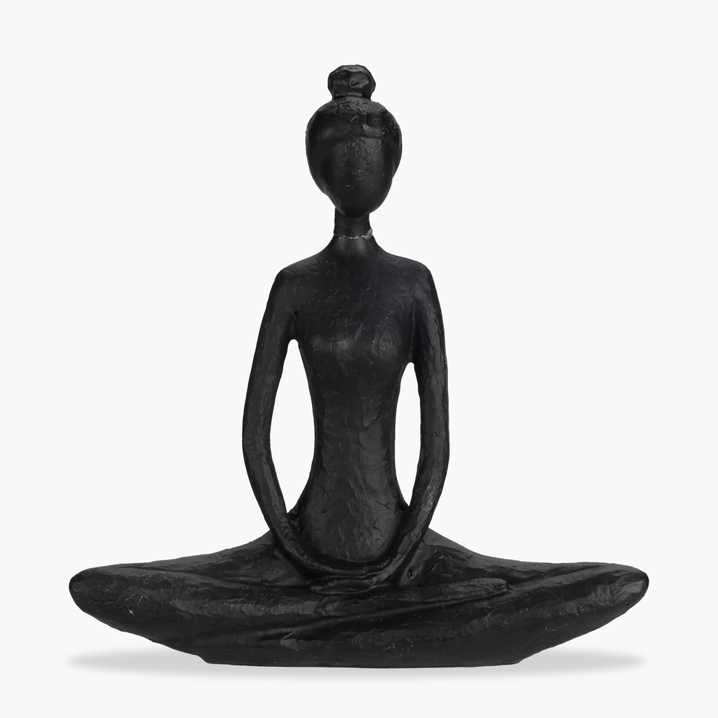 Czarna figurka medytującej joginki