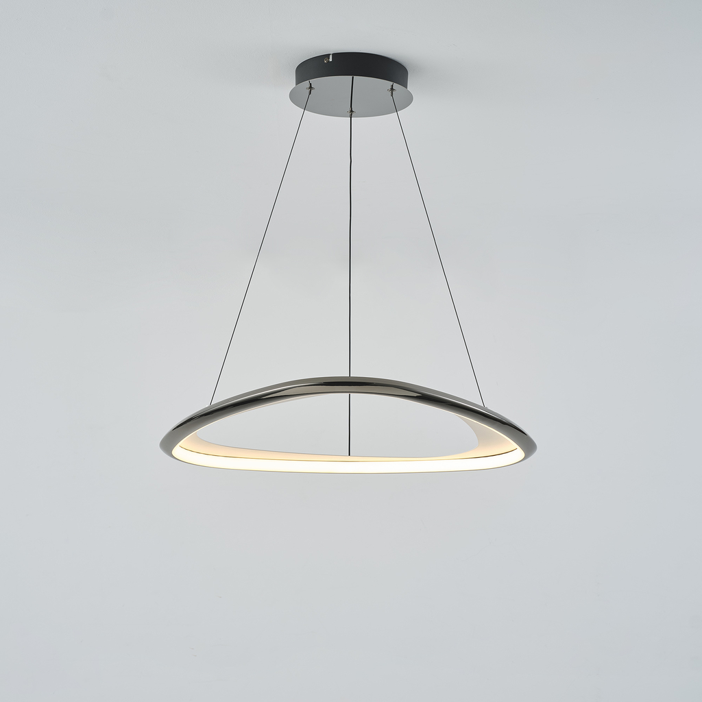 Lampa wisząca GETAFE idealnie sprawdza się w pomieszczeniach z wysokim sufitem. Przy średnicy 65 cm, jej maksymalna długość zawieszenia wynosi 150 cm.