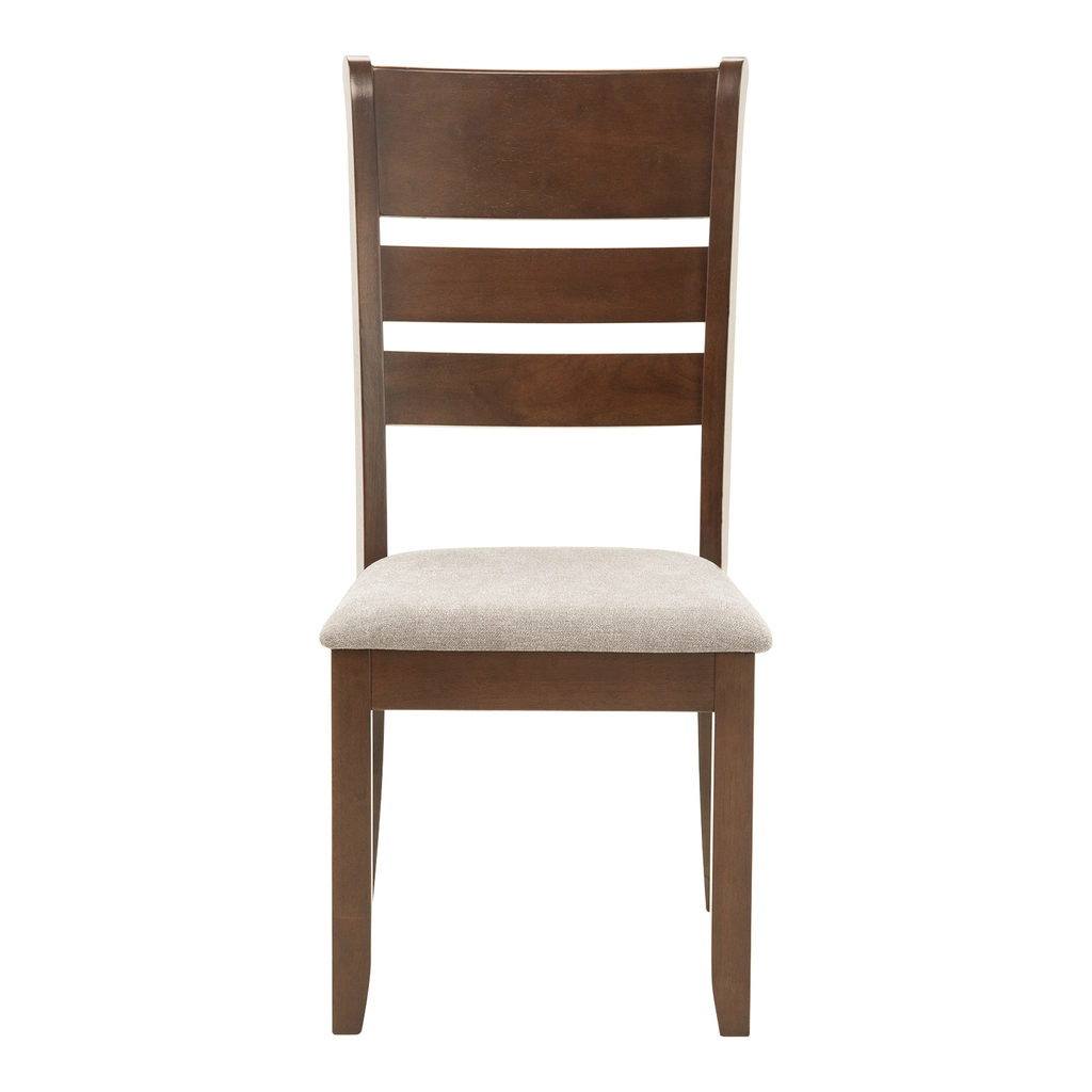 Krzesło z tapicerowanym siedziskiem w kolorze beżowym na drewnianych nogach, widok z przodu.