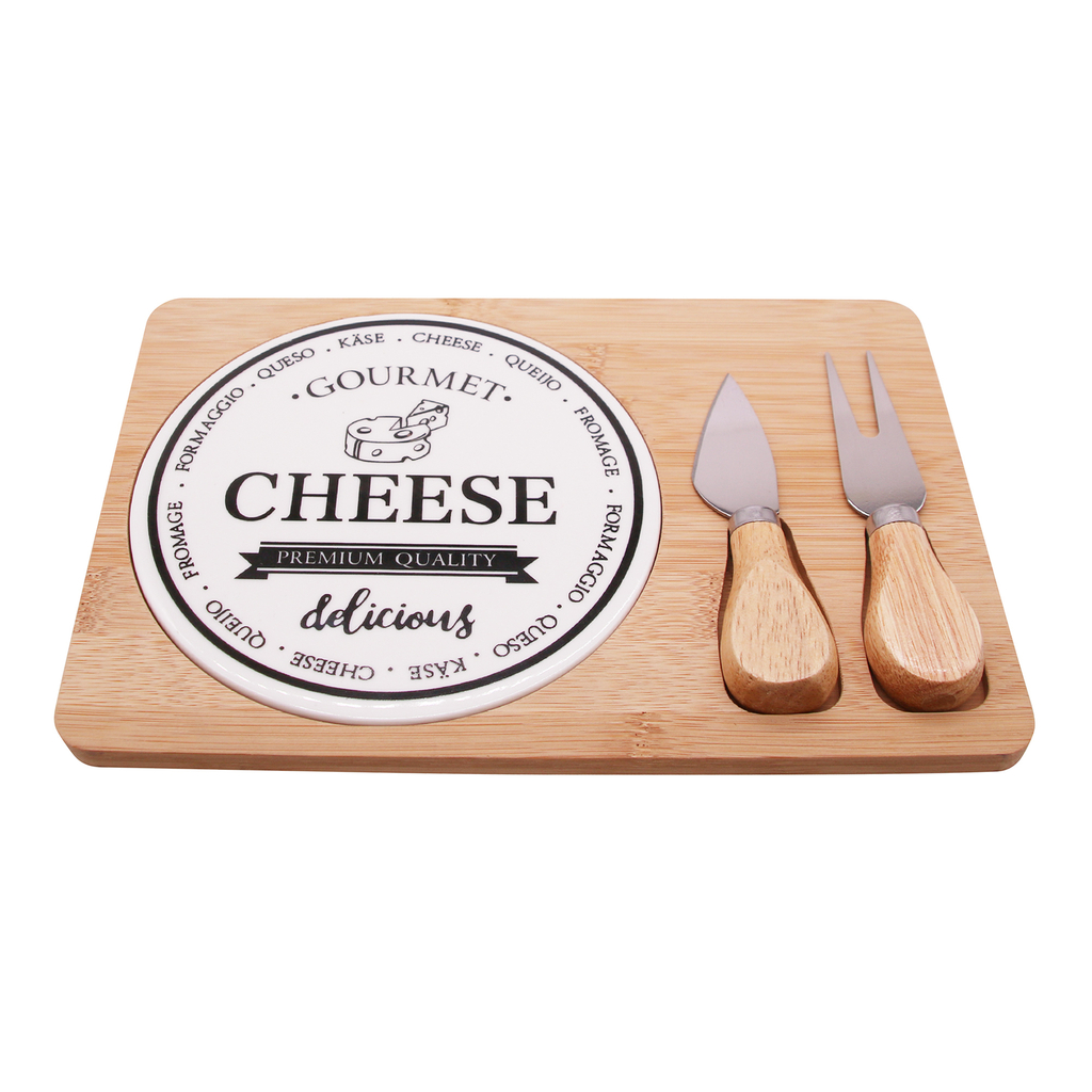 Drewniana deska do serów z nożem i widelcem do sera.